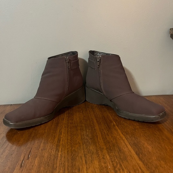 Sesto Meucci Brown Square Toe Waterproof
Snow Heeled Ankle Boots. Size 6.5 - Picture 2 of 13
